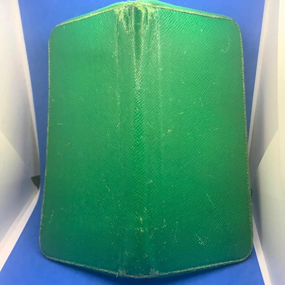 - 💚‎ 🔥 LOUIS VUITTON Green & gold Leather Zippy Wallet 📌 broken zipper